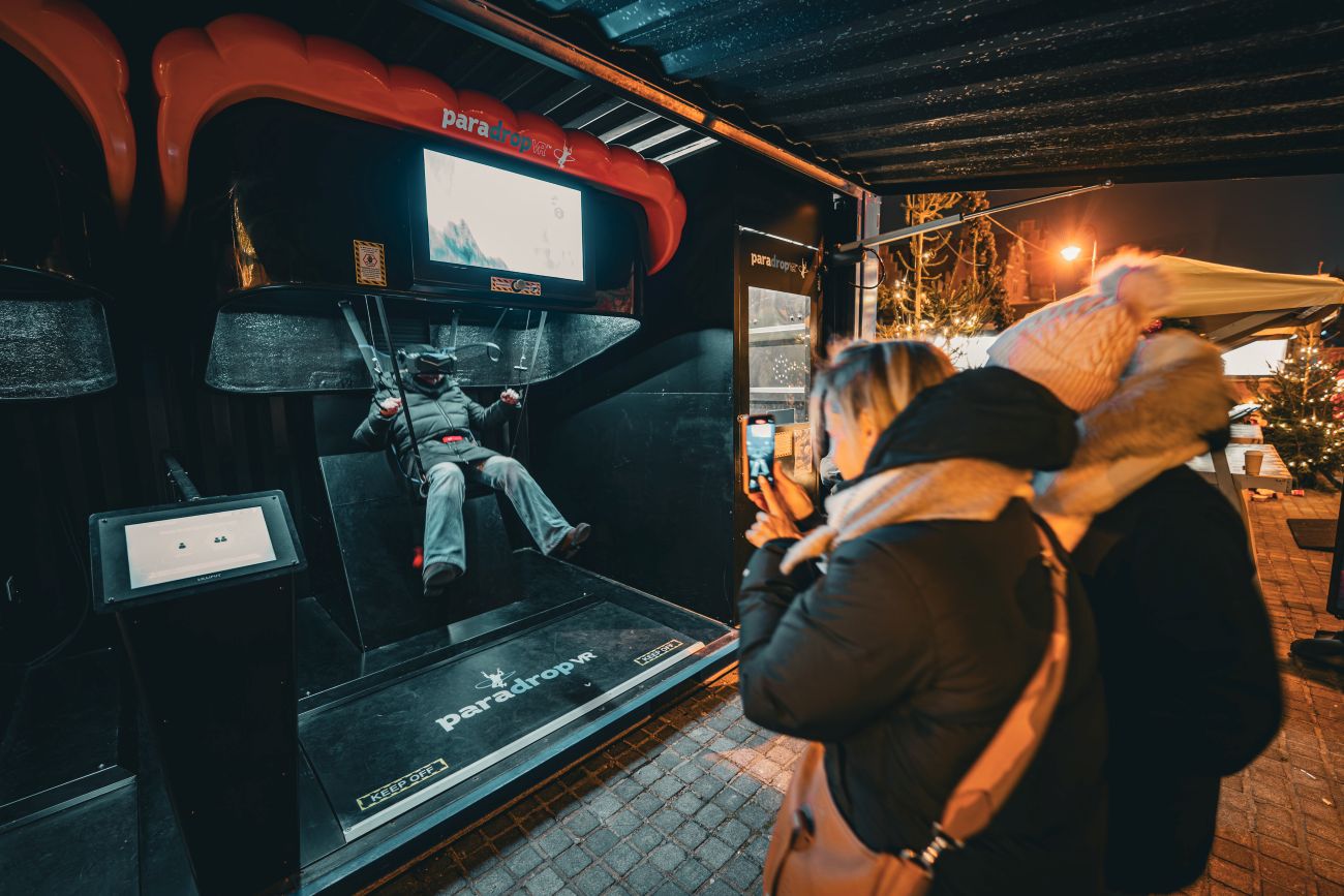 Osoba robi zdjęcie przy ściance fotograficznej na Jarmarku Bożonarodzeniowym